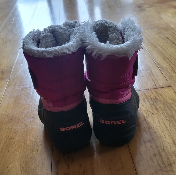 Girls Toddler Sorel Boots, Size 4 - Picture 2 of 11